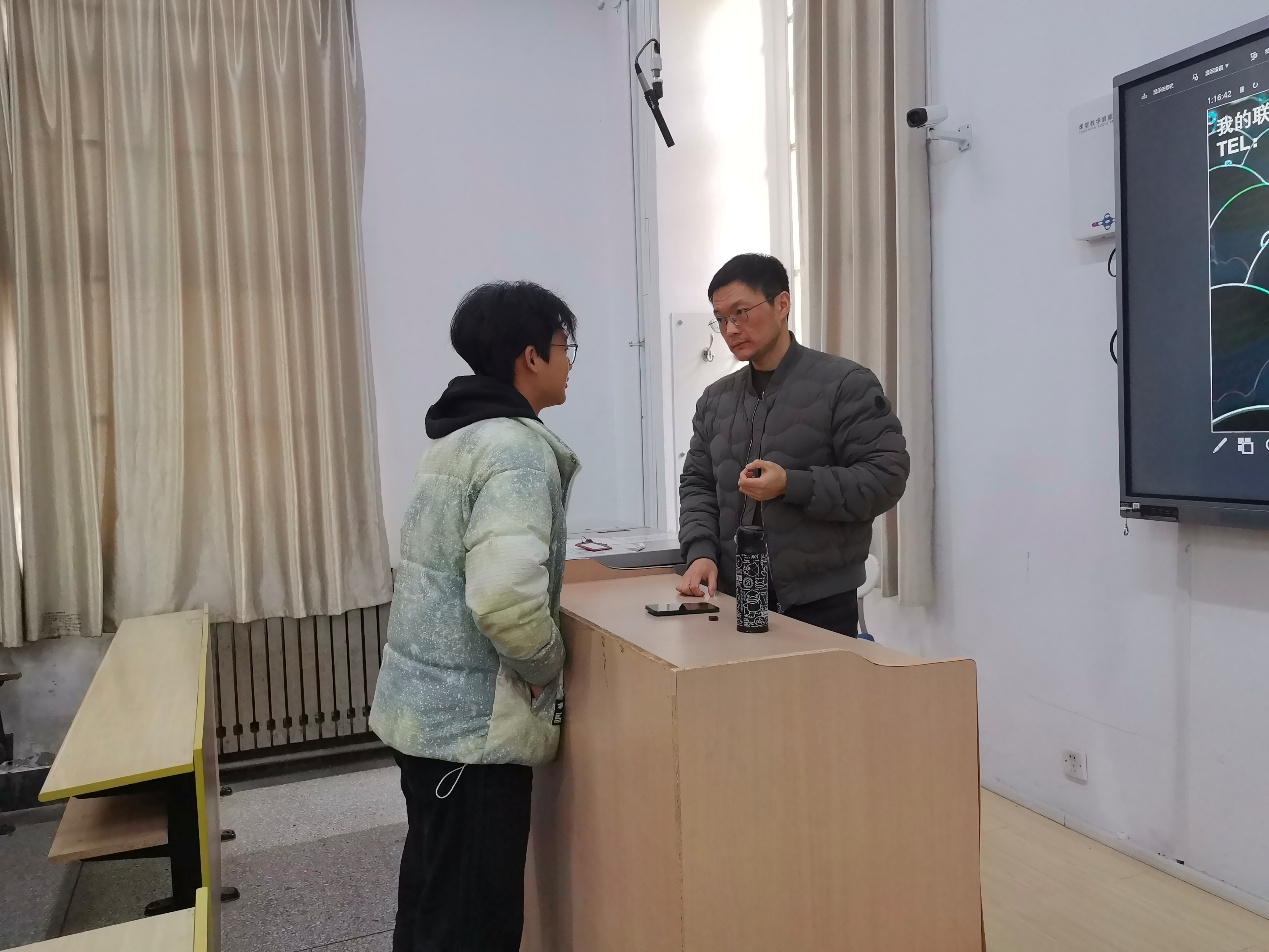 說明: 男人和女人站在房間里AI 生成的內容可能不正確。