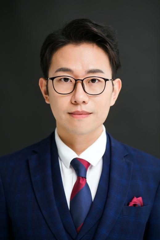 穿著西裝筆挺的男子描述已自動生成