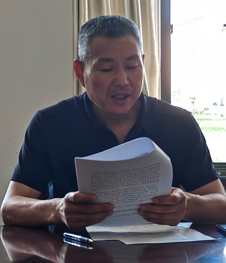 說明: 男人手上拿著紙中度可信度描述已自動(dòng)生成