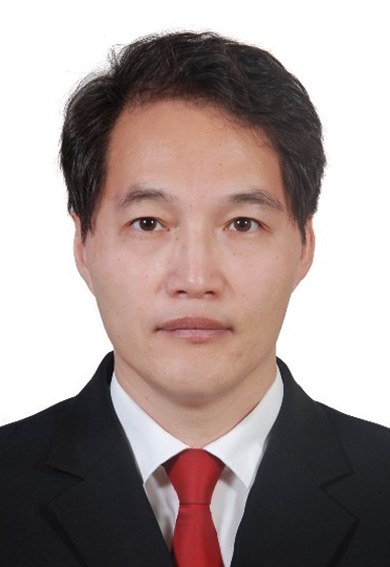 說(shuō)明: A person in a suitDescription automatically generated with low confidence