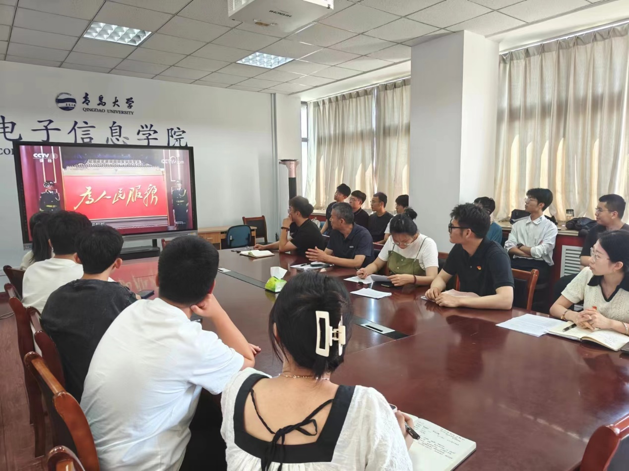 說明: 會(huì)議室里的人們描述已自動(dòng)生成