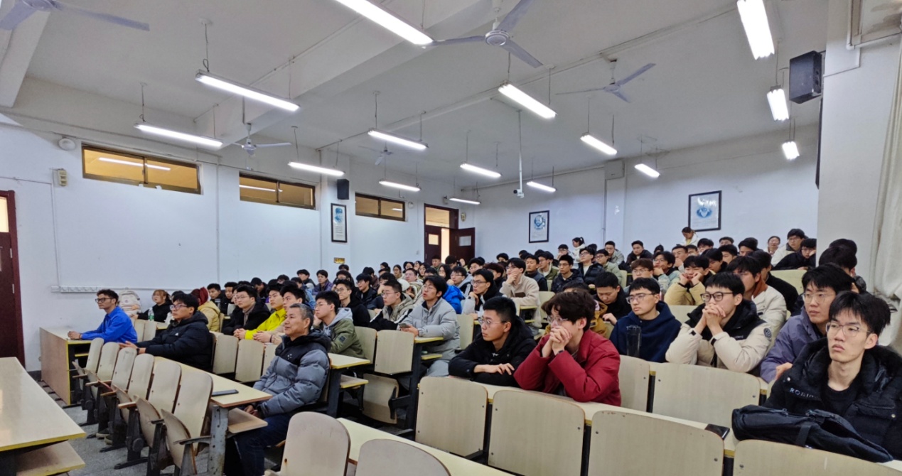 說明: 會議室里的人們AI 生成的內容可能不正確。